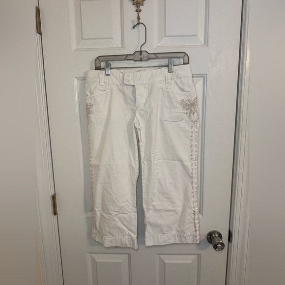 American Eagle Capri Pants Size 6 White Cropped Pants with Embroidered Details - Picture 1 of 8